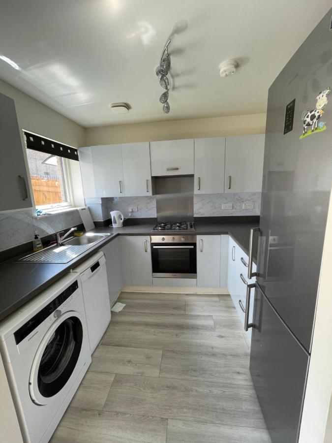 Modern 3 Bed Villa With Free Parking And Garden Close To City Center And Edinburgh Airport Exteriör bild